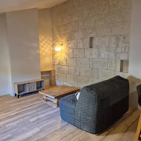F4 Au Sein D'un Domaine Du 17e Siecle Renove *